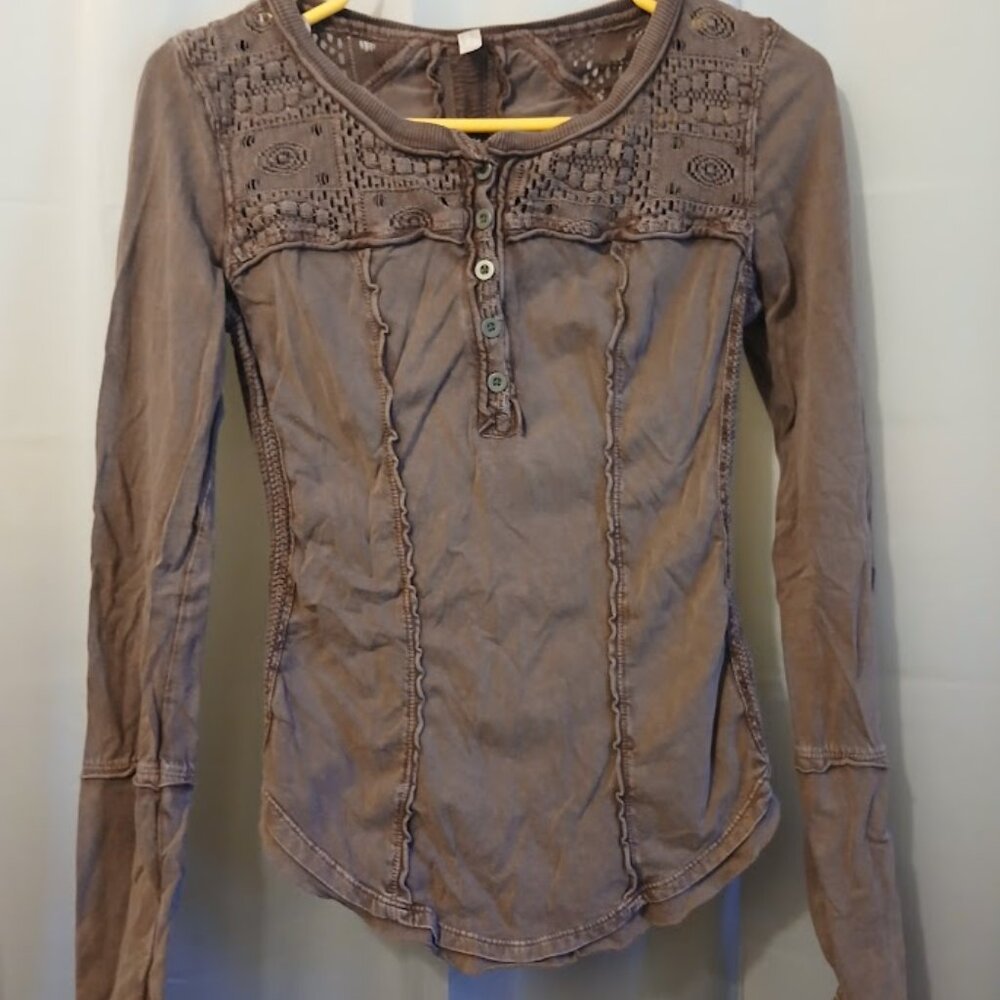 FREE PEOPLE Shell Lace Henley T-shirt Top XS Wine Scoop neck Gold Coast LS